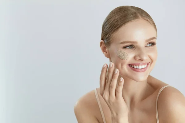 Frote la piel de la cara. Sonriente hembra aplicando exfoliante en la piel de la cara — Foto de Stock