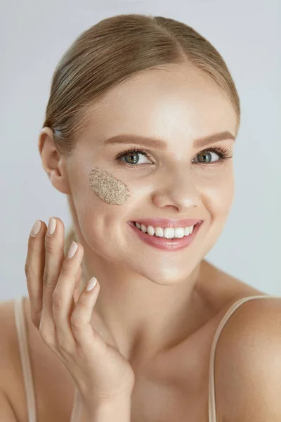 Frote la piel de la cara. Sonriente hembra aplicando exfoliante en la piel de la cara — Foto de Stock