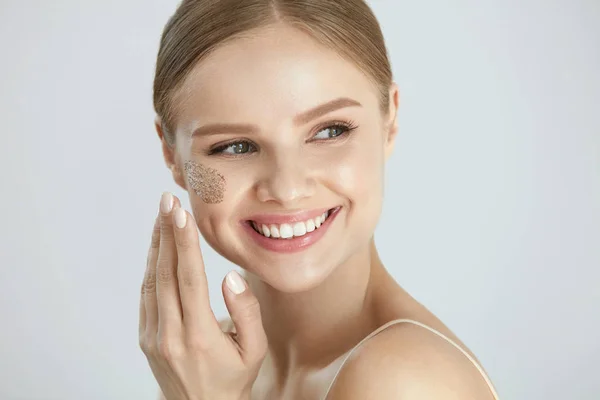 Scrub viso pelle. Sorridente femminile che applica Scrub sulla pelle del viso — Foto Stock