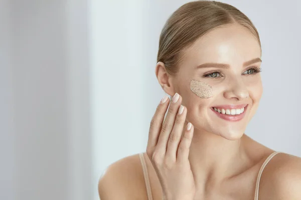 Face Skin Scrub. Smiling Female Applying Scrub On Face Skin — Stock Photo, Image