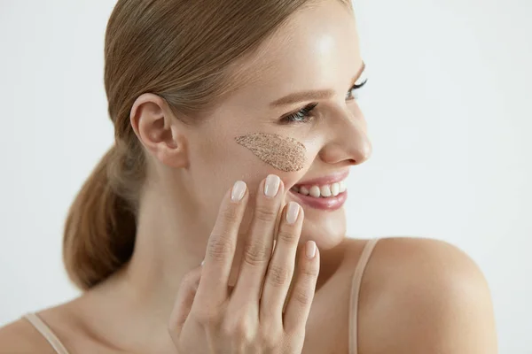 Face Skin Scrub. Ler kvinnliga tillämpa Scrub på ansiktsvård — Stockfoto