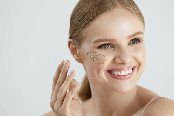 Face Skin Scrub. Smiling Female Applying Scrub On Face Skin — Stock Photo, Image
