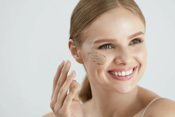 Gesichtshaut Peeling. lächelnde Frau beim Peeling auf der Gesichtshaut — Stockfoto