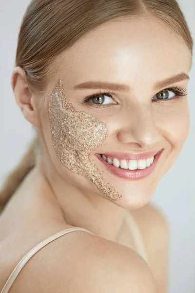 Oczyszczanie skóry twarzy. Zbliżenie uśmiecha się kobieta z peeling — Zdjęcie stockowe
