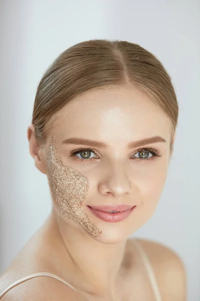 Frote la piel de la cara. Hermosa mujer sonriente con exfoliante cosmético —  Fotos de Stock