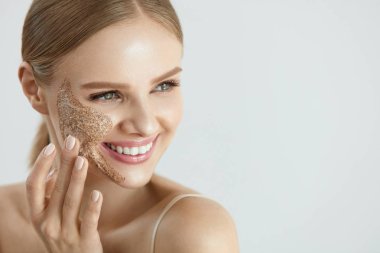 Yüz Cilt Bakımı. Scrub yanağına temizlik ile mutlu erkek