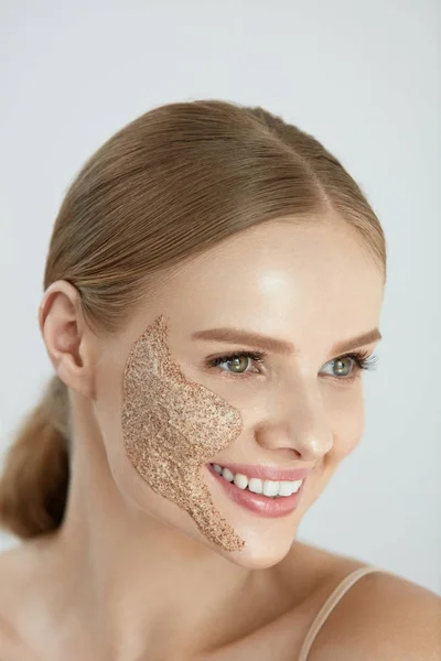 Limpieza de la piel facial. Primer plano sonriente mujer con exfoliante — Foto de Stock
