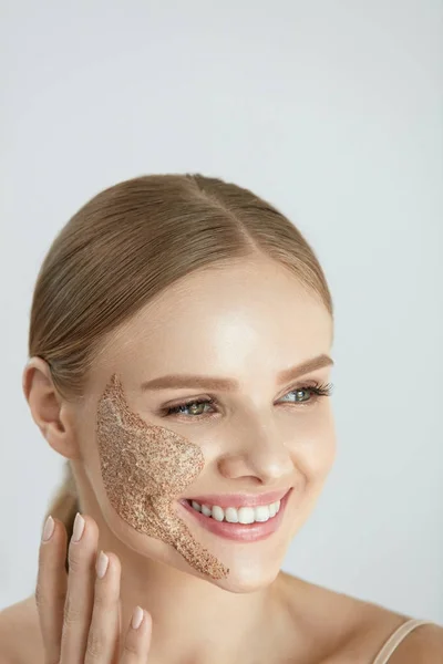 Cuidado de la piel facial. Mujer feliz con exfoliante limpiador en la mejilla — Foto de Stock