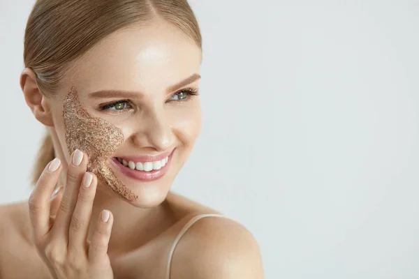 Cuidado de la piel facial. Mujer feliz con exfoliante limpiador en la mejilla —  Fotos de Stock