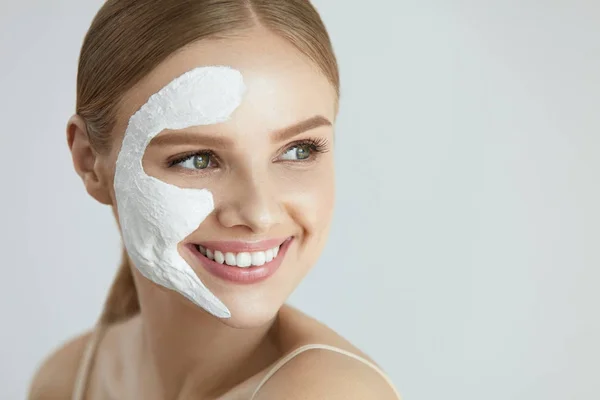 Gezichtsmasker. Portret van mooie vrouw met wit gezichtsmasker — Stockfoto