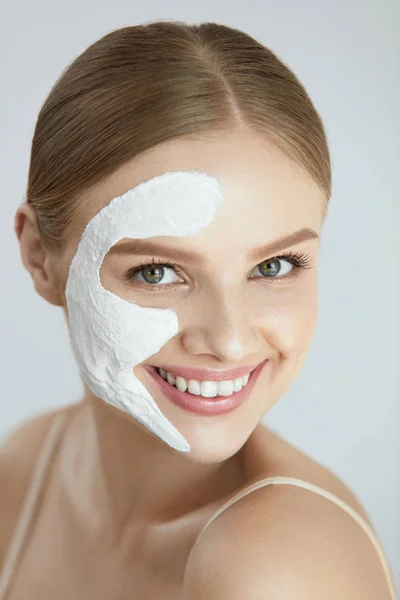 Mascarilla facial. Retrato de mujer hermosa con máscara facial blanca — Foto de Stock