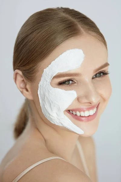 Ansiktsmask. Porträtt av vacker kvinna med vita ansiktsmask — Stockfoto