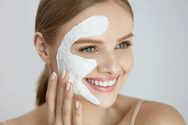 Mascarilla facial. Retrato de mujer hermosa con máscara facial blanca — Foto de Stock