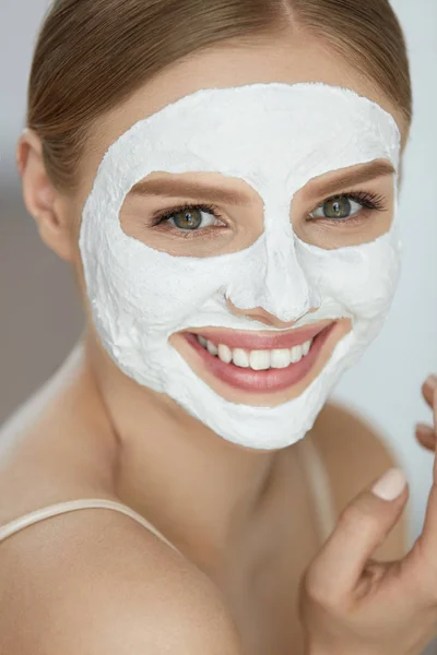 Hautpflegemaske. Nahaufnahme einer Frau mit weißer Gesichtsmaske — Stockfoto