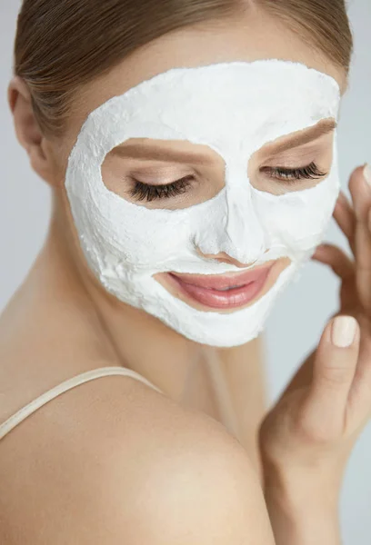 Skin Care Mask. Närbild av kvinna med vitt ansiktsmask — Stockfoto