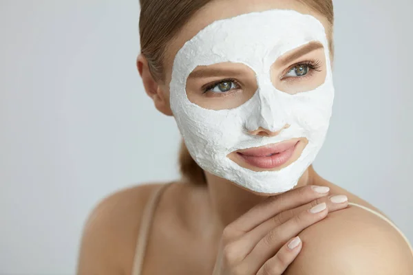 Hautpflegemaske. Nahaufnahme einer Frau mit weißer Gesichtsmaske — Stockfoto