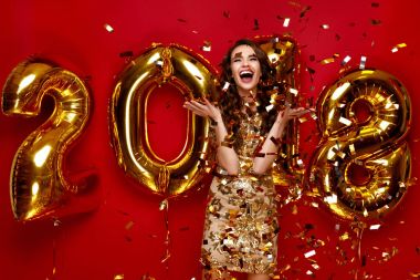 Yeni yıl. Yeni yıl 2018 kutlama balonları kadınla