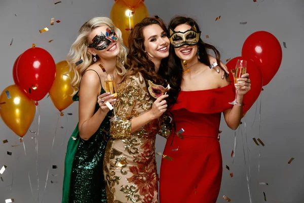 Nieuwe jaarviering. Mooie meisjes In jurken op feestje — Stockfoto