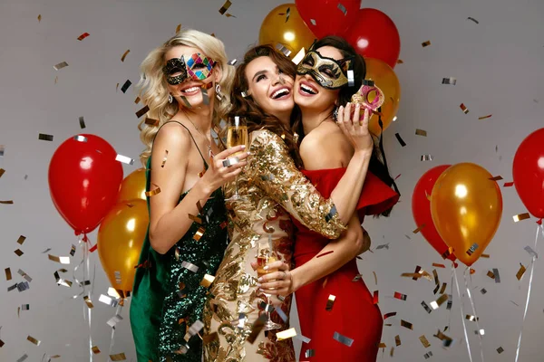 Νέο έτος γιορτή. Όμορφα κορίτσια σε φορέματα στο κόμμα — Φωτογραφία Αρχείου