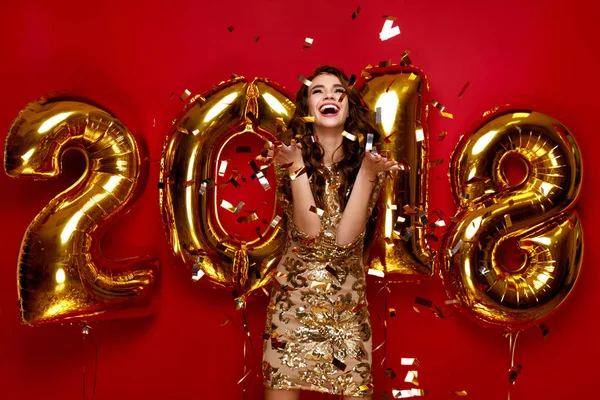 Ano Novo. Mulher com balões celebrando o ano novo 2018 — Fotografia de Stock