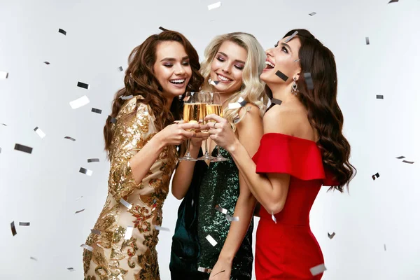 Mulheres bonitas comemorando o ano novo, se divertindo na festa — Fotografia de Stock
