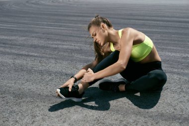 Bacak yaralanma. Egzersiz yaptıktan sonra bacak ağrısı muzdarip kadın