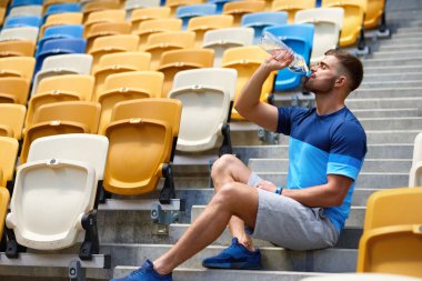 Şişeden su içmek. Adam çalıştırdıktan sonra içme.