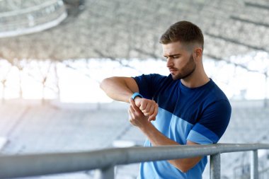Spor aygıt. Adam akıllı bakarak