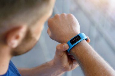 Adam akıllı izle sokakta kullanarak yakın çekim.