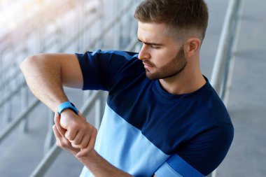 Spor aygıt. Adam akıllı bakarak