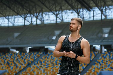 Adam çalıştırdıktan sonra dinlenme sırasında müzik dinleme.