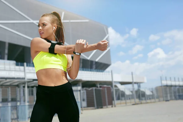 Fitness. Frau macht Workout auf der Straße. — Stockfoto