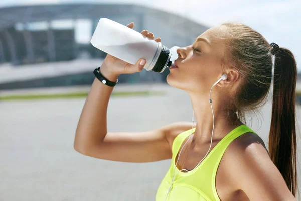 Pij wodę z butelki. Kobieta pije po pracy — Zdjęcie stockowe