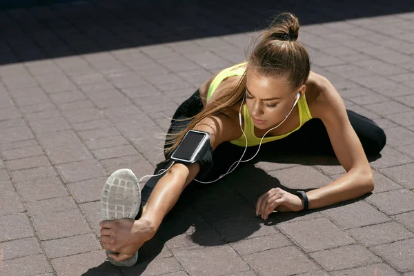 Fitness. Kobieta robi ćwiczenia trening na ulicy. — Zdjęcie stockowe