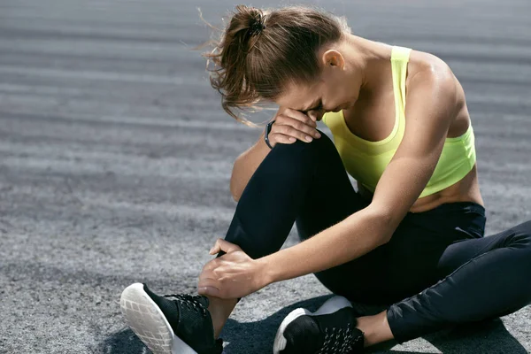 Urazów nóg. Kobieta cierpi na ból w nodze po treningu — Zdjęcie stockowe