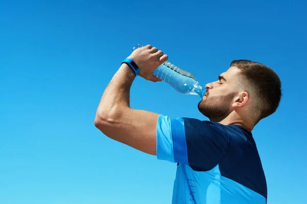 Mann trinkt Wasser nach dem Laufen. Porträt. — Stockfoto