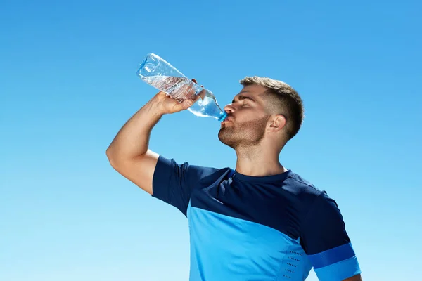 Uomo che beve acqua dopo la corsa. Ritratto . — Foto Stock