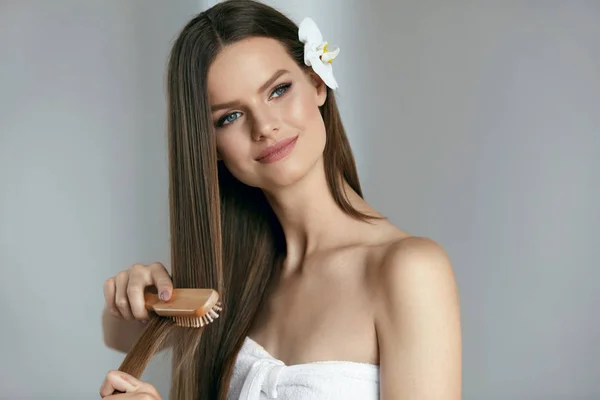 Capelli lunghi. Bella ragazza con capelli castani sani . — Foto Stock