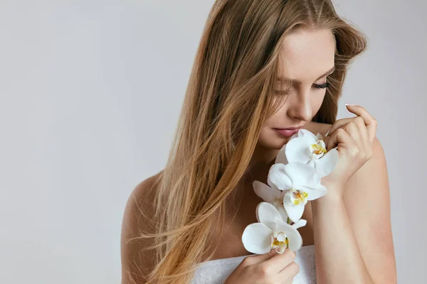 Bellezza dei capelli. Donna con bellissimi capelli sani nel salone termale — Foto Stock