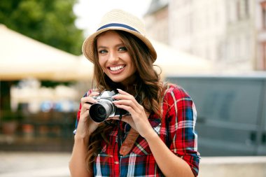 Turist kadın güzel konuma fotoğrafını çekmek kamera ile