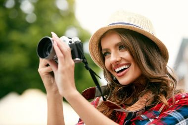 Fotoğraflar gezintiye turist kadın gülümseyerek yakın çekim