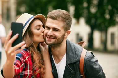 Telefon güzel turistik çift alarak fotoğrafları.