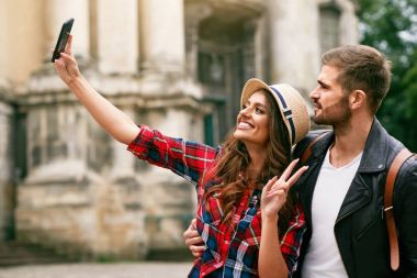 Güzel turistik çift alarak fotoğraf telefonu sokakta