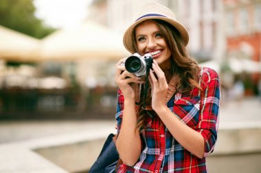 Elinde fotoğraf makinesi ile güzel turist kız.