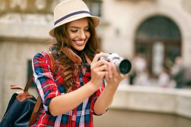 Elinde fotoğraf makinesi ile güzel turist kız.
