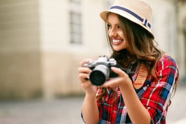 Elinde fotoğraf makinesi ile güzel turist kız.