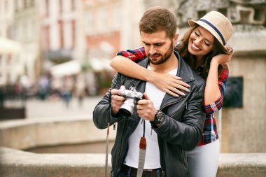 Güzel Çift seyahat fotoğraf makinesinde fotoğrafların