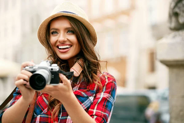 Turist kadın güzel konuma fotoğrafını çekmek kamera ile