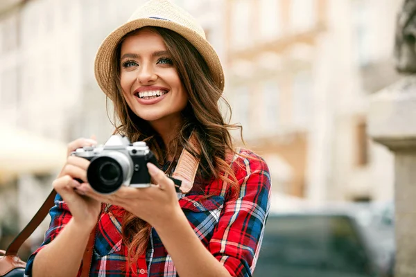 Mulher turística com câmera tirando fotos de localização bonita — Fotografia de Stock