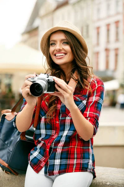 Turist kadın güzel konuma fotoğrafını çekmek kamera ile